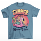 Steel blue t-shirt of a skeleton floating on a rubber flamingo in the sea with a cocktail and cigar in front of a sunset with text "SUMMER FEELING BEACH VIBES".